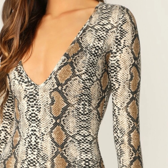 🎁🐍 Snakeskin Short Sexy Jumpsuit Plunging - Picture 5 of 7